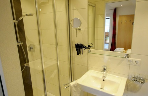 Arzl im Piztal Apartment | Cozy Holiday Apartment by the Forest, Ideal Location