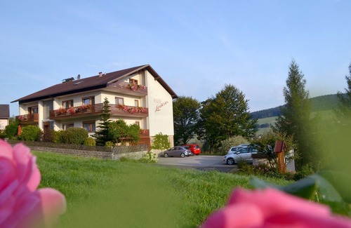 Bischofsgruen Apartment | Cozy Vacation Apartment with Covered Balcony for Relaxation