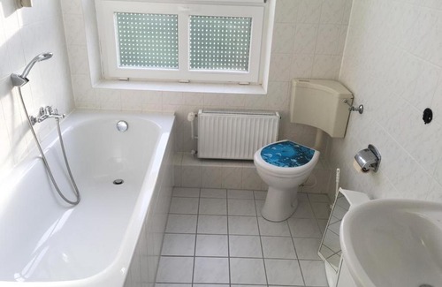 Knorrendorf Apartment | Cozy Apartment for 6 at Schloss Kastorf - Pet Friendly Stay