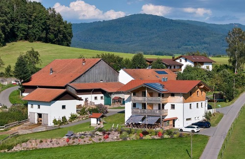 Arnbruck Apartment | Cozy Holiday Apartment for 2-3 with Breakfast & Kitchen