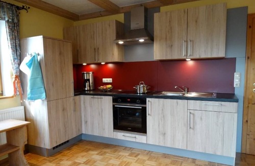 Ploessberg Apartment | Family-Friendly Ferienwohnung with Kitchen & Breakfast Options