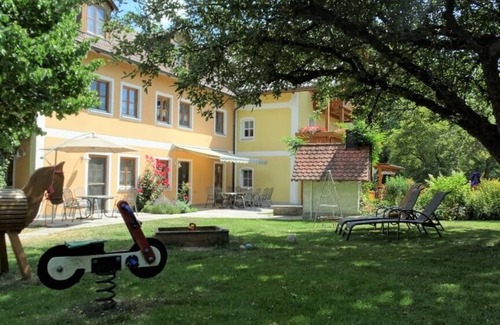 Ploessberg Apartment | Family-Friendly Ferienwohnung with Kitchen & Breakfast Options