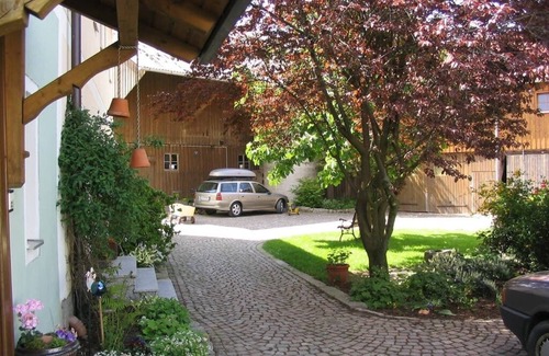 Ploessberg Apartment | Family-Friendly Ferienwohnung with Kitchen & Breakfast Options