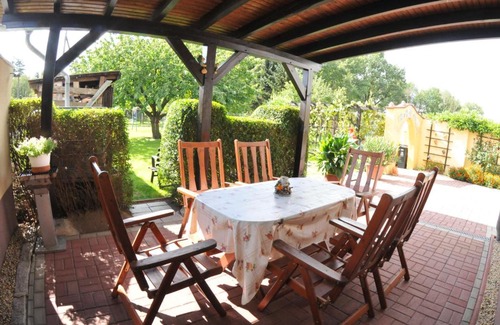 Oßling Apartment | Cozy Tannenhof: Guest Rated 10/10 with Family-Friendly Amenities