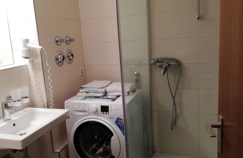 Bad Krozingen House | Cozy 1-Bedroom Apartment with Balcony and Breakfast