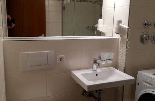 Bad Krozingen House | Cozy 1-Bedroom Apartment with Balcony and Breakfast