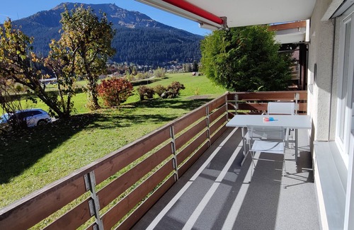 Klosters-Serneus Apartment | Cozy Apartment for Relaxation with Ocean View & Spa