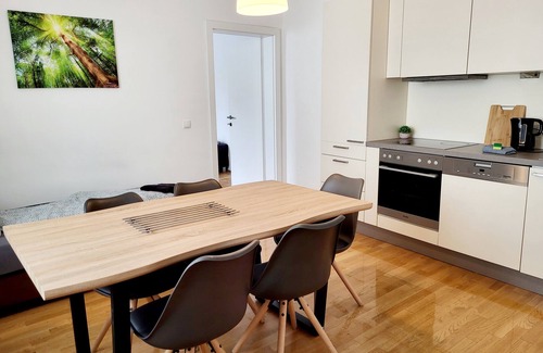Muhlschuttel Apartment | Cozy Apartment with Superb Connectivity and Breakfast Included