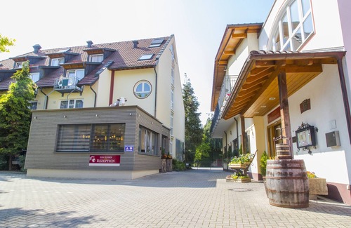 Wolfenweiler Apartment | Cozy Triple Room with Modern Bath and Free Wi-Fi