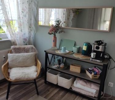 Bielefeld House | Cozy Single Room with Easy Late Check-In & Dining Options