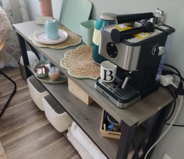 Bielefeld House | Cozy Single Room with Easy Late Check-In & Dining Options