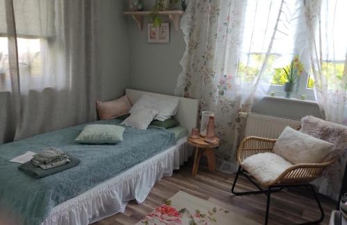 Bielefeld House | Cozy Single Room with Easy Late Check-In & Dining Options