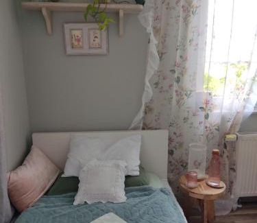 Bielefeld House | Cozy Single Room with Easy Late Check-In & Dining Options