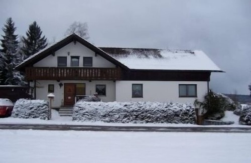 Schonlind Apartment | Cozy Retreat with Balcony, Kitchen & Free Wi-Fi Awaits
