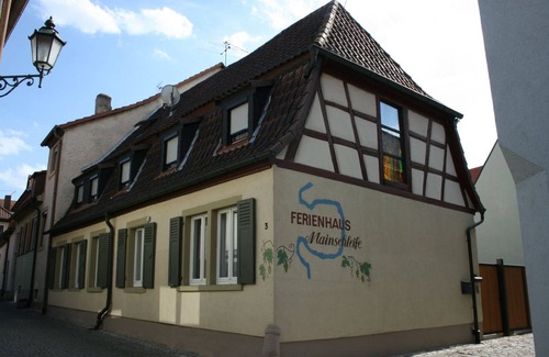 Volkach Apartment | Cozy Retreat by the Mainschleife with Free Wi-Fi & Kitchen