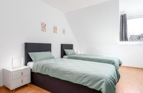 Niederzwehren Apartment | Cozy Retreat with Balcony, Netflix & Family-Friendly Perks