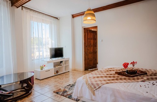 Primorski Hotel | Cozy Hotel, Just 5 Minutes from the Beach with Pool