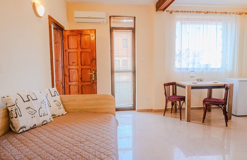 Primorski Hotel | Cozy Hotel, Just 5 Minutes from the Beach with Pool