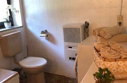 Kochel am See House | Cozy Mooshäusl: Family-Friendly Retreat in Nature