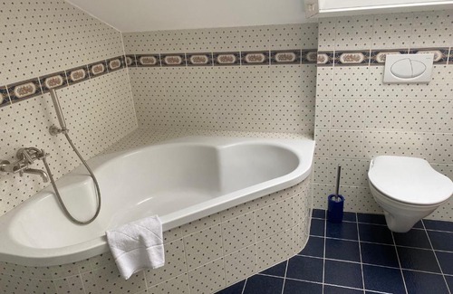 Rechklinghausen Sud House | Cozy Room with Spacious Bath for Family & Pets