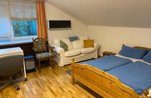 Rechklinghausen Sud House | Cozy Room with Spacious Bath for Family & Pets