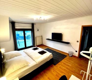 Rath Apartment | Cozy Room with Garden Access in Great House for Families