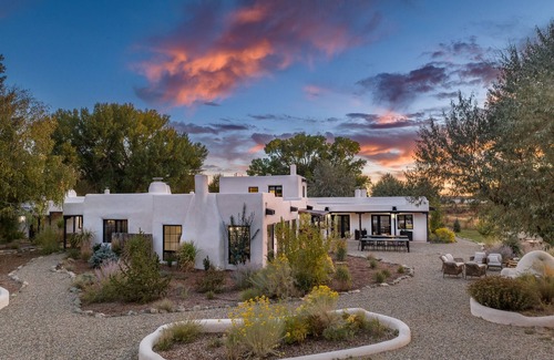 Taos House | Exceptional Gem Hacienda - Pet-Friendly Retreat in Taos