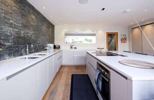 Wimborne House | Delightful Gem of Wimborne Dorset with Hot Tub & Garden
