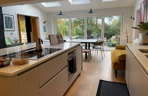 Wimborne House | Delightful Gem of Wimborne Dorset with Hot Tub & Garden