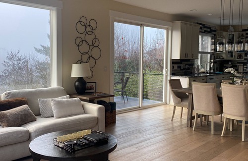 Des Moines House | Stunning Hilltop Retreat with Rooftop Views and Jacuzzi