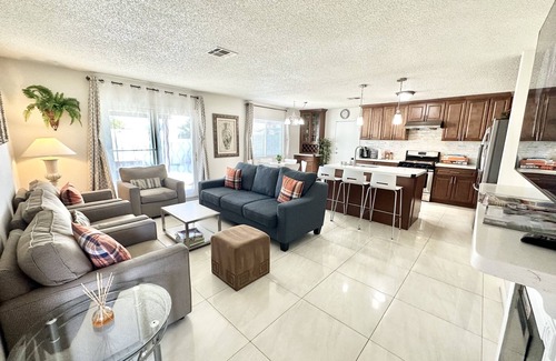 Chinatown House | Inviting Gem Suite with Spa & Breakfast in China Town