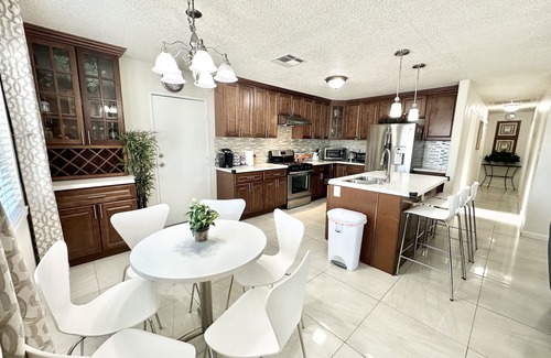 Chinatown House | Inviting Gem Suite with Spa & Breakfast in China Town