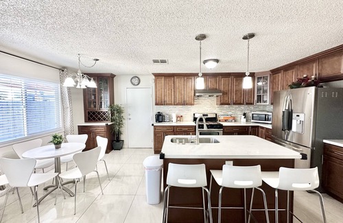 Chinatown House | Inviting Gem Suite with Spa & Breakfast in China Town