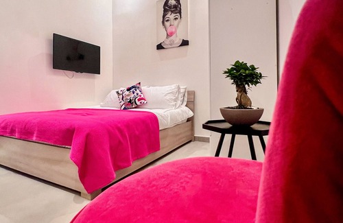 Gemmayzeh Hotel | Explore Gemmayzeh House Fuchsia with Spa & Hot Tub