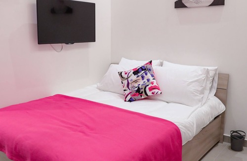 Gemmayzeh Hotel | Explore Gemmayzeh House Fuchsia with Spa & Hot Tub