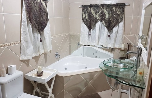 Klerksdorp House | Gemstone Guest House: Family-Friendly Retreat with Pool