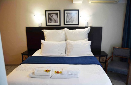 Klerksdorp House | Gemstone Guest House: Family-Friendly Retreat with Pool