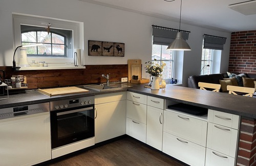 Neuendorf b. Elmshorn House | Cozy Guest Apartment DeichSch with Oceanfront Terraces