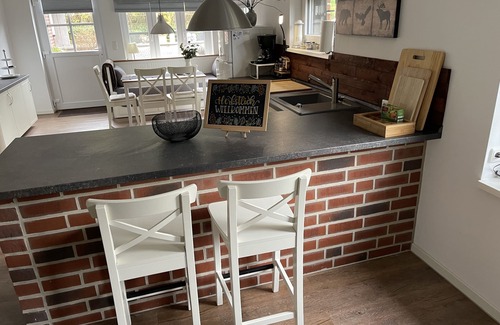 Neuendorf b. Elmshorn House | Cozy Guest Apartment DeichSch with Oceanfront Terraces