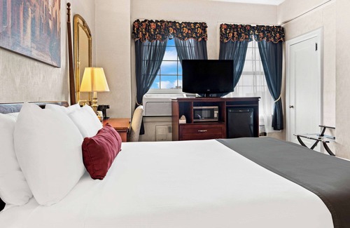 Williamsport Hotel | Discover Genetti Hotel: Top-Rated Stay with Pool & Dining