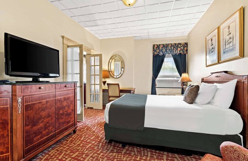 Williamsport Hotel | Discover Genetti Hotel: Top-Rated Stay with Pool & Dining