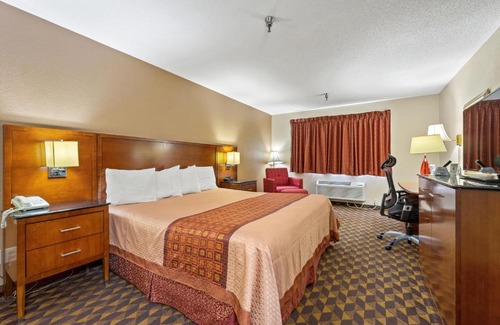 St. Charles Hotel | Comfortable Geneva Motel Inn with Pool and Breakfast Options