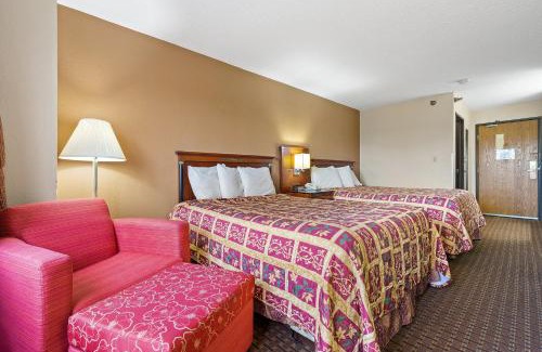 St. Charles Hotel | Comfortable Geneva Motel Inn with Pool and Breakfast Options