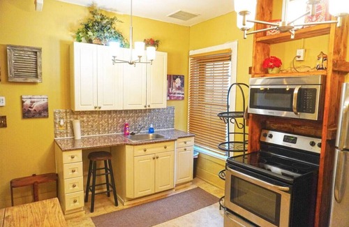 Coshocton Apartment | Discover Genevieve's Place in Historic Roscoe Village