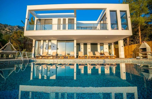 Uzumlu Villa | Ideal Villa for Family Getaways with Kitchen and Breakfast