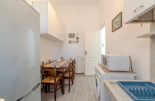 San Fruttuoso Apartment | Genoa San Fruttuoso Vintage Flat with Breakfast & Kitchen