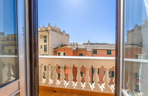 San Fruttuoso Apartment | Genoa San Fruttuoso Vintage Flat with Breakfast & Kitchen