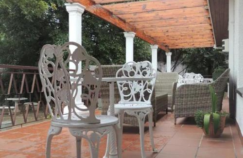 Vredefort House | Exceptional Gentle Breeze Retreat with Family-Friendly Amenities