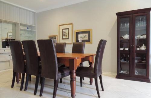 Vredefort House | Exceptional Gentle Breeze Retreat with Family-Friendly Amenities