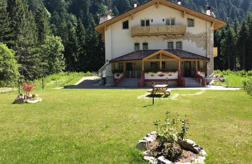 Molveno Apartment | Pet-Friendly Genzianella Mansarda in Molveno-Andalo